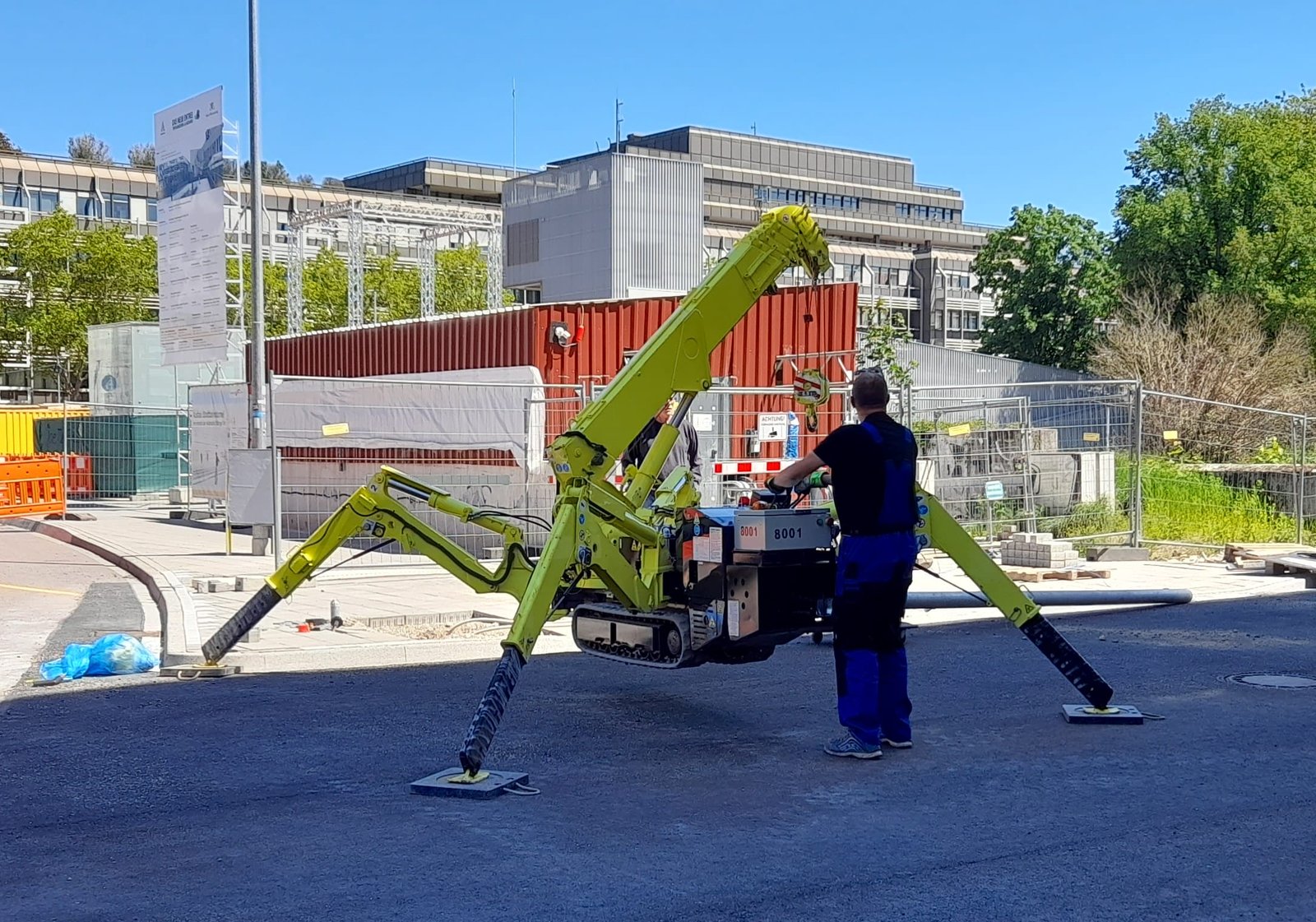 Paletli (orumcek) mini vinc is basinda - Makina Gündem